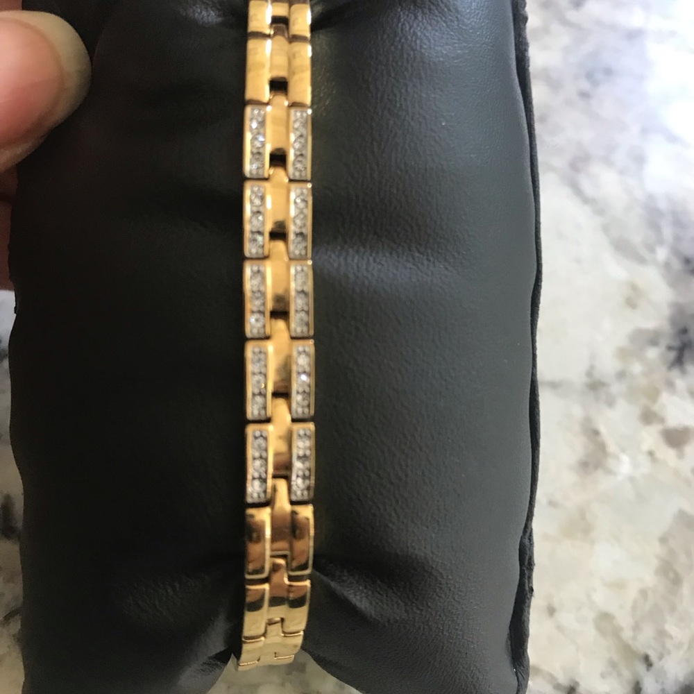 Gold-tone bracelet with crystals